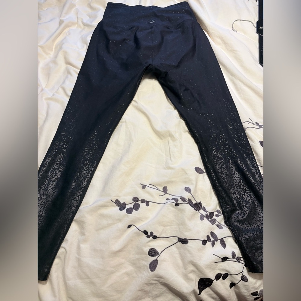 Beyond Yoga Leggings 
ALLOY OMBRE Midi – Black Foil Speckle - Picture 5 of 12
